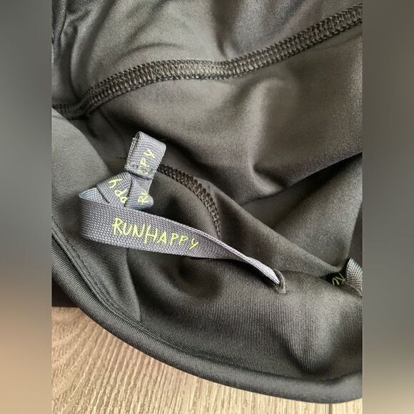 Brooks relax your run woman’s Bermuda shorts. Relaxed fit - Picture 4 of 8